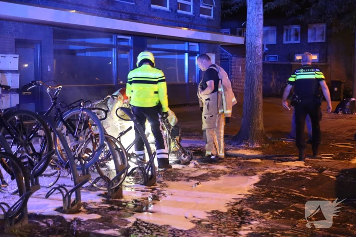 Brandweer blust in brand gevlogen scooter