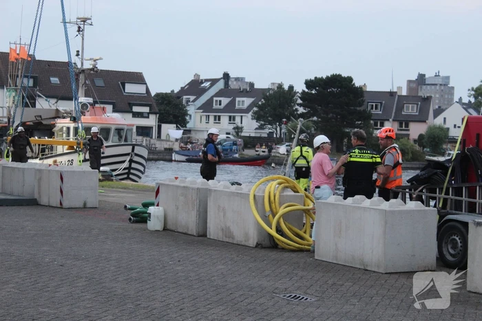Gezonken viskotter uit water gehesen