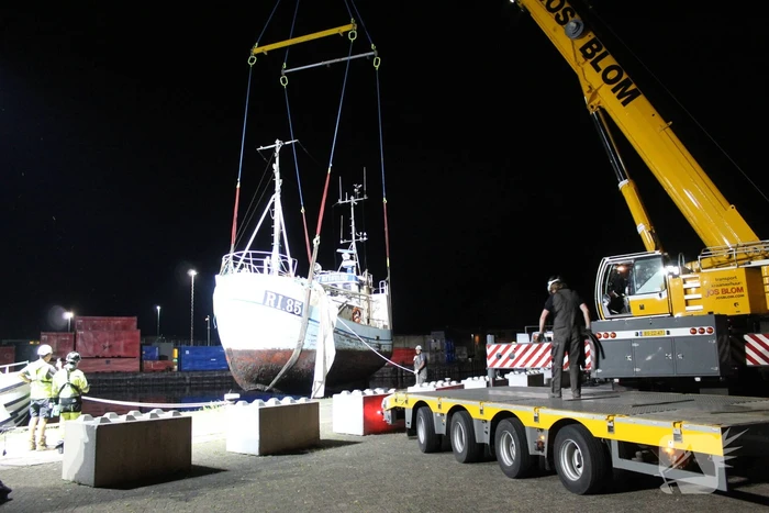 Gezonken viskotter uit water gehesen