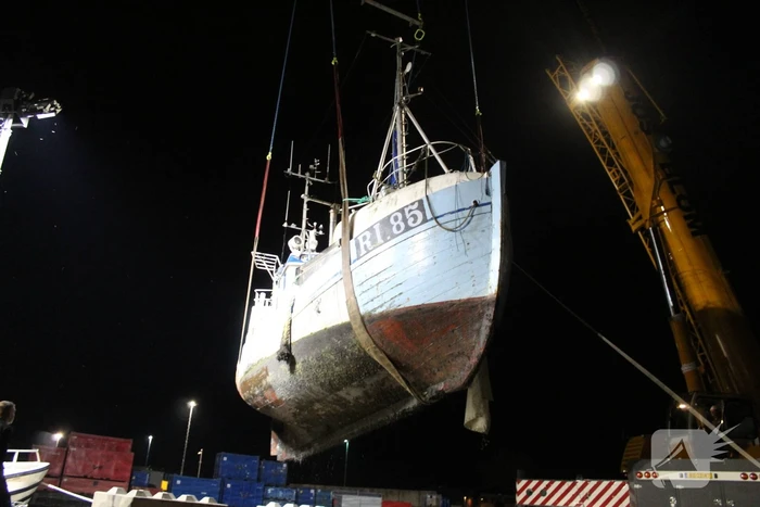 Gezonken viskotter uit water gehesen