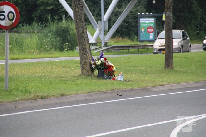 Bloemen neergelegd voor overleden motorrijder (30)