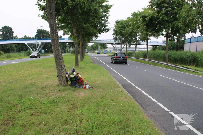 Bloemen neergelegd voor overleden motorrijder (30)