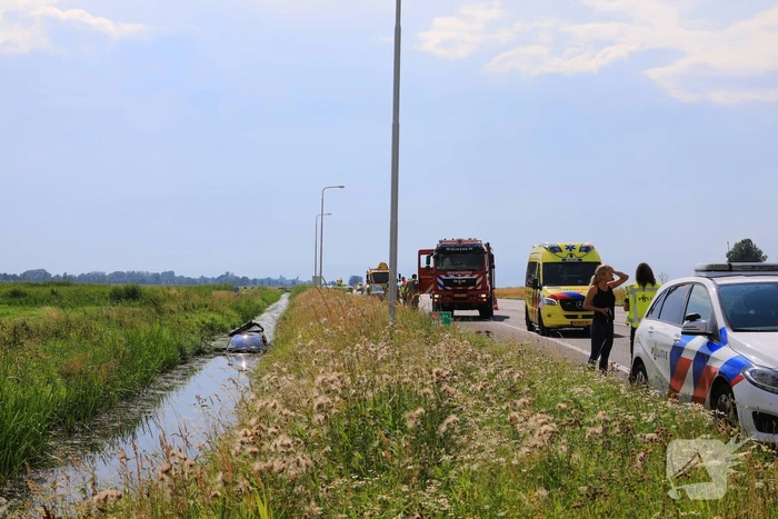 Auto raakt van de snelweg belandt in sloot