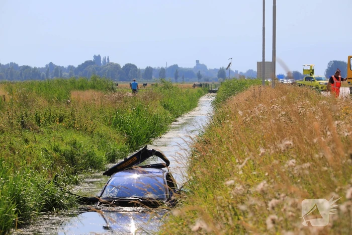 Auto raakt van de snelweg belandt in sloot