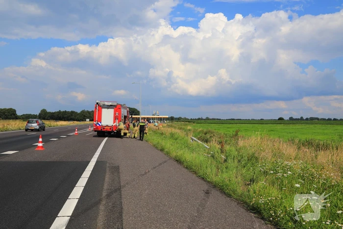 Auto raakt van de snelweg belandt in sloot