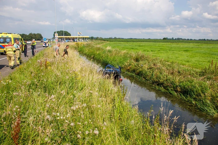 Auto raakt van de snelweg belandt in sloot