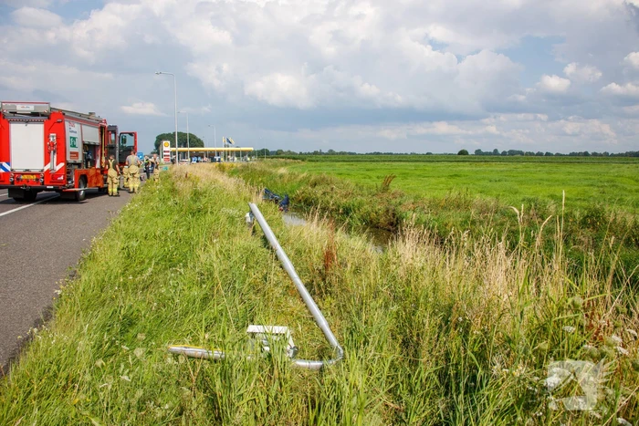 Auto raakt van de snelweg belandt in sloot