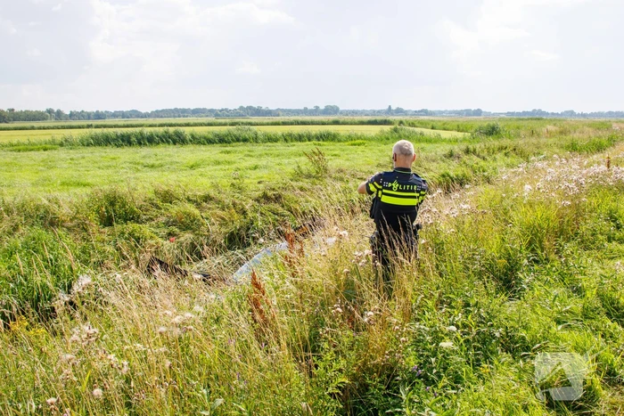 Auto raakt van de snelweg belandt in sloot