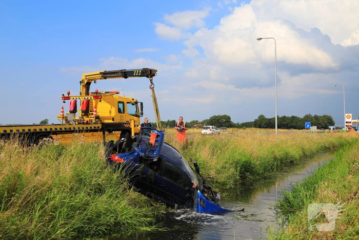 Auto raakt van de snelweg belandt in sloot