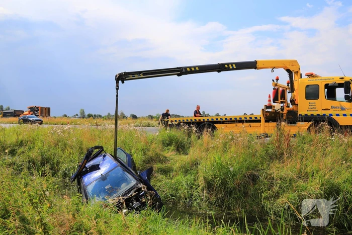 Auto raakt van de snelweg belandt in sloot