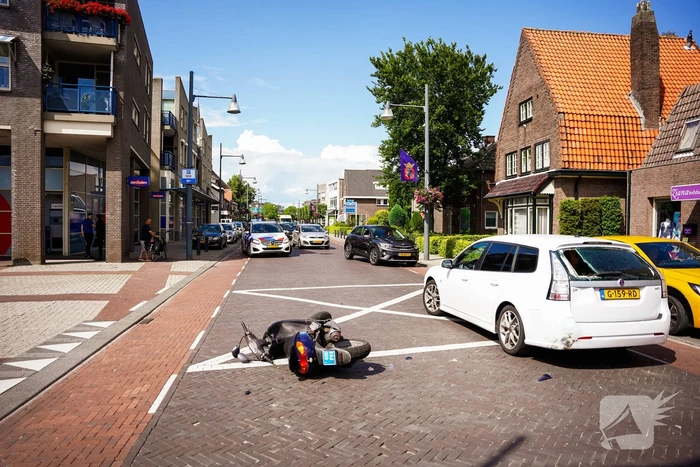 Scooterrijder botst met scooter achter op auto