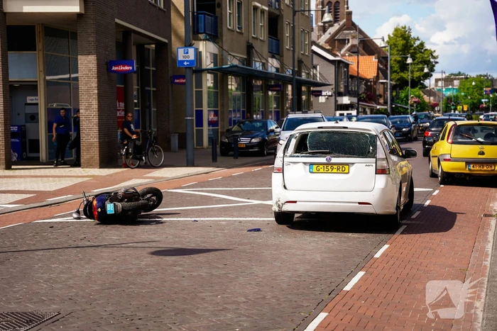 Scooterrijder botst met scooter achter op auto