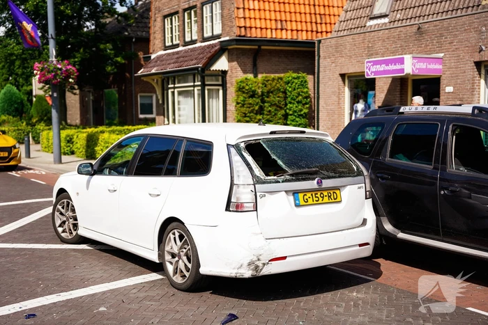 Scooterrijder botst met scooter achter op auto