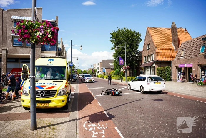 Scooterrijder botst met scooter achter op auto