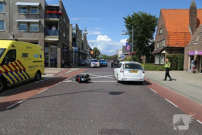 Scooterrijder botst met scooter achter op auto
