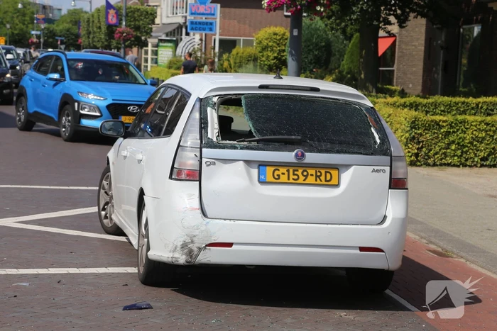 Scooterrijder botst met scooter achter op auto