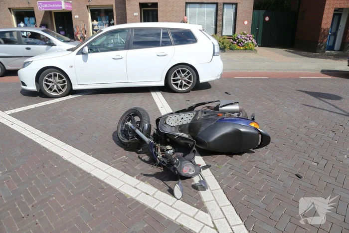 Scooterrijder botst met scooter achter op auto
