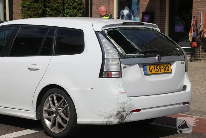 Scooterrijder botst met scooter achter op auto
