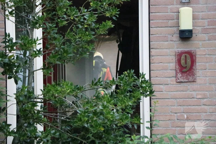 Bewoner ademt rook in bij woningbrand