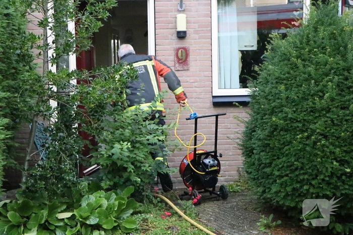 Bewoner ademt rook in bij woningbrand