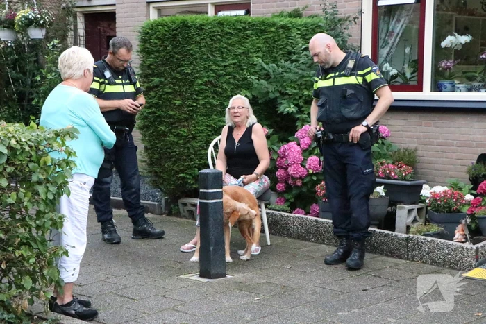 Bewoner ademt rook in bij woningbrand