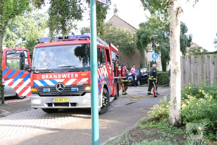 Bewoner ademt rook in bij woningbrand