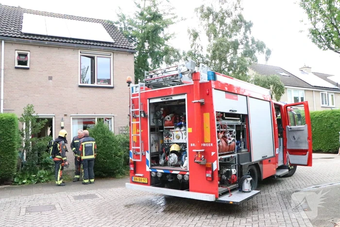 Bewoner ademt rook in bij woningbrand