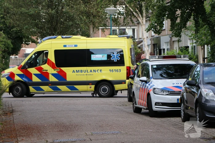 Bewoner ademt rook in bij woningbrand