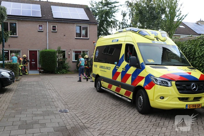 Bewoner ademt rook in bij woningbrand