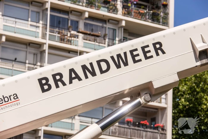 Scootmobiel in brand in flatgebouw