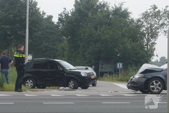 Flinke schade na botsing op kruispunt