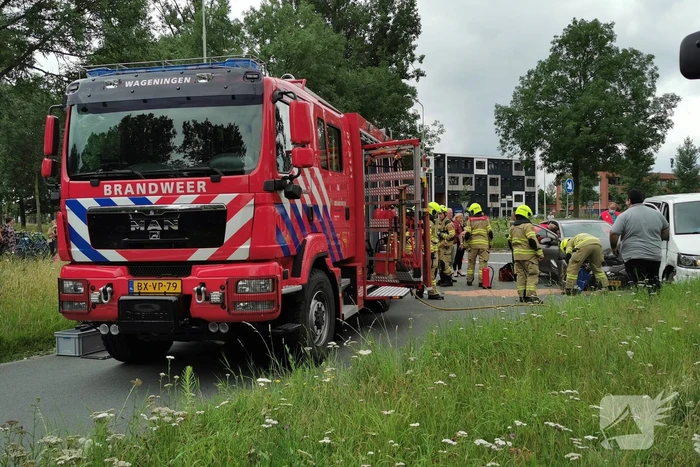 Bestelbus en personenwagen botsen op kruising