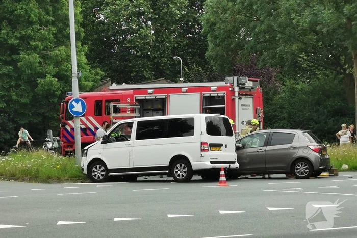 Bestelbus en personenwagen botsen op kruising