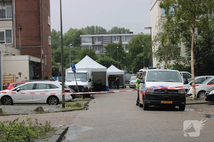 Ernstig gewonde bij schietpartij in auto