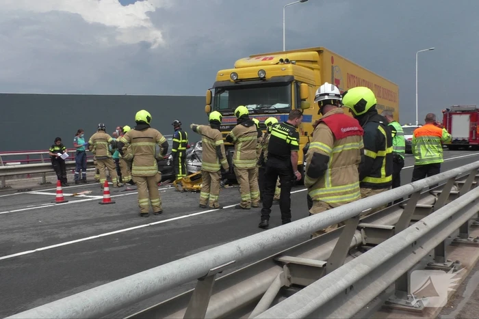 Twee auto's en een vrachtwagen betrokken bij ernstig ongeluk