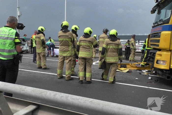 Twee auto's en een vrachtwagen betrokken bij ernstig ongeluk