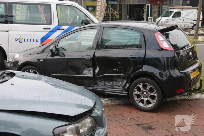 Flinke schade bij botsing tussen auto's