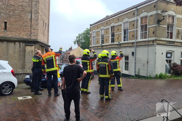 Stukken steen vallen van woning