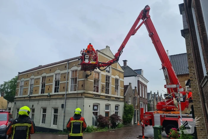Stukken steen vallen van woning