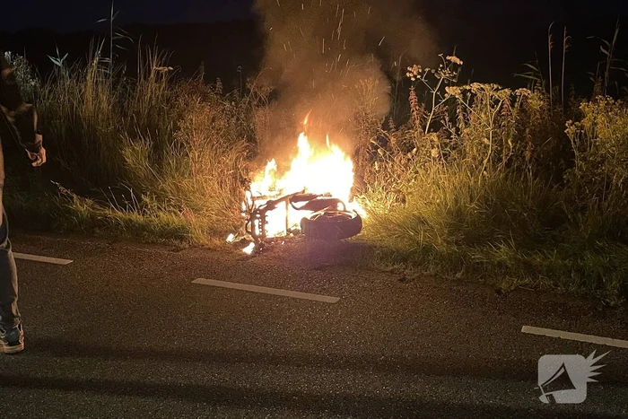 Brandweer blust brandende scooter