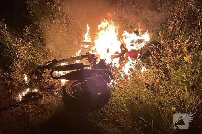 Brandweer blust brandende scooter