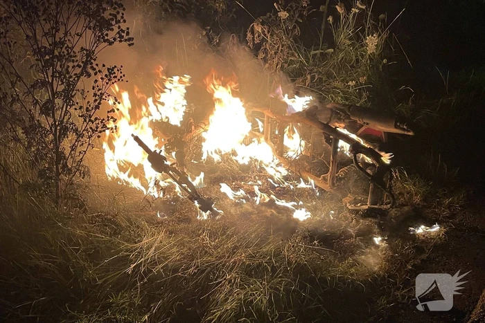 Brandweer blust brandende scooter