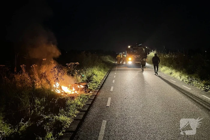 Brandweer blust brandende scooter
