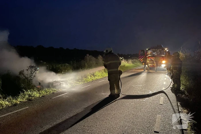 Brandweer blust brandende scooter