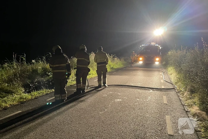 Brandweer blust brandende scooter