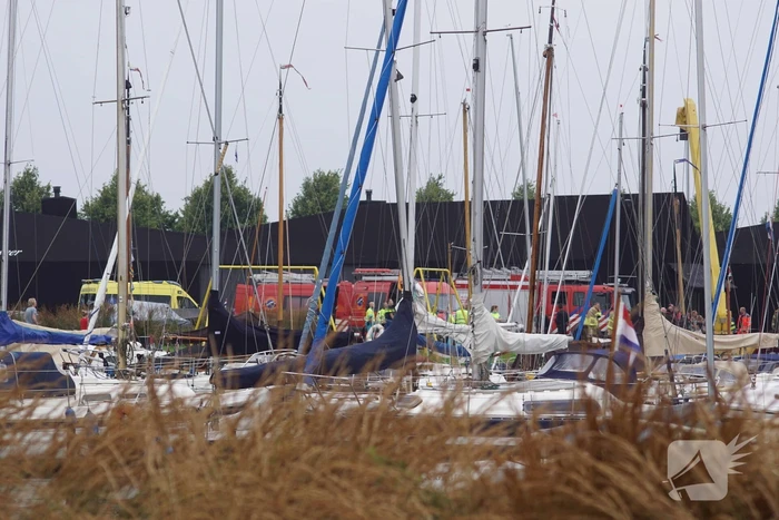 Grote zoekactie naar mogelijk persoon te water Jachthaven 't Raboes