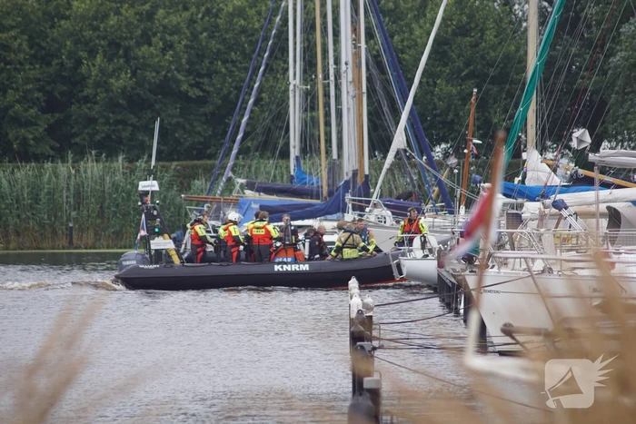 Grote zoekactie naar mogelijk persoon te water Jachthaven 't Raboes