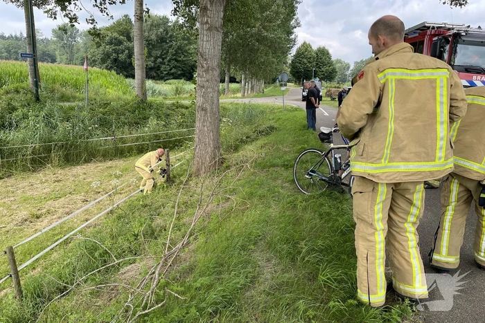 Man glijdt met brommobiel van talud af