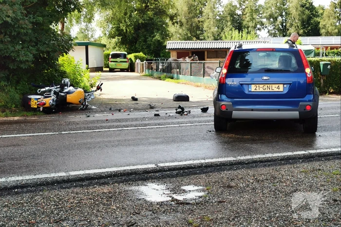 Motorfiets geschept door afslaande auto