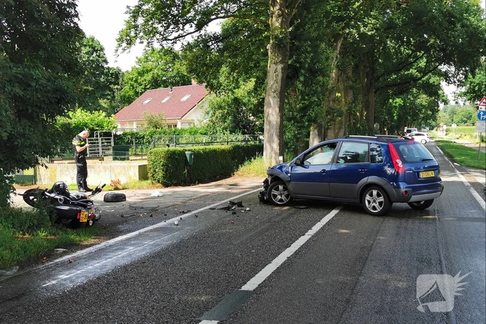 Motorfiets geschept door afslaande auto